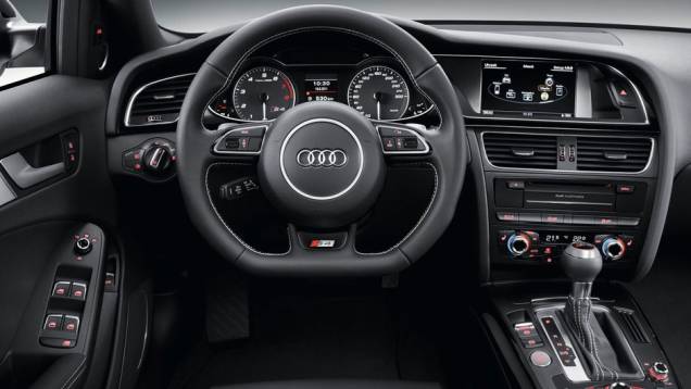 Destaque para o sistema Audi Music Interface, tocador de DVD, conexão Bluetooth, sistema de navegação, vidros com isolante térmico e teto solar. | <a href="%20https://gutenberg.quatrorodas.abril.com.br/noticias/fabricantes/audi-traz-modelos-s4-ao-brasil-704081.shtml" rel="migration"></a> Destaque para o sistema Audi Music Interface, tocador de DVD, conexão Bluetooth, sistema de navegação, vidros com isolante térmico e teto solar. | <a href="%20https://gutenberg.quatrorodas.abril.com.br/noticias/fabricantes/audi-traz-modelos-s4-ao-brasil-704081.shtml" rel="migration"></a>