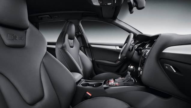 Fazem parte do conjunto airbags frontais, laterais e de cabeça | <a href="https://gutenberg.quatrorodas.abril.com.br/noticias/fabricantes/audi-traz-modelos-s4-ao-brasil-704081.shtml" rel="migration">Leia mais</a> Fazem parte do conjunto airbags frontais, laterais e de cabeça | <a href="https://gutenberg.quatrorodas.abril.com.br/noticias/fabricantes/audi-traz-modelos-s4-ao-brasil-704081.shtml" rel="migration">Leia mais</a>