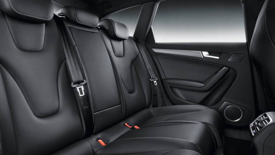 Programa eletrônico de estabilidade (ESP) e cintos de segurança com sensor de afivelamento completam a lista | <a href="%20https://gutenberg.quatrorodas.abril.com.br/noticias/fabricantes/audi-traz-modelos-s4-ao-brasil-704081.shtml" rel="migration">Leia mais</a>