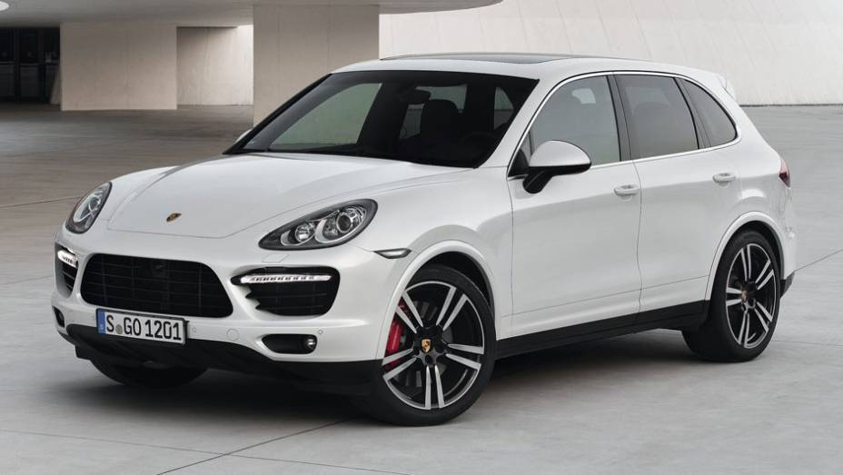 Por fora, o modelo top do Cayenne ganhou discretas alterações de estilo, como as rodas de 21 polegadas | <a href="https://gutenberg.quatrorodas.abril.com.br/saloes/los-angeles/2012/porsche-cayenne-turbo-s-724271.shtml" rel="migration">Leia mais</a>