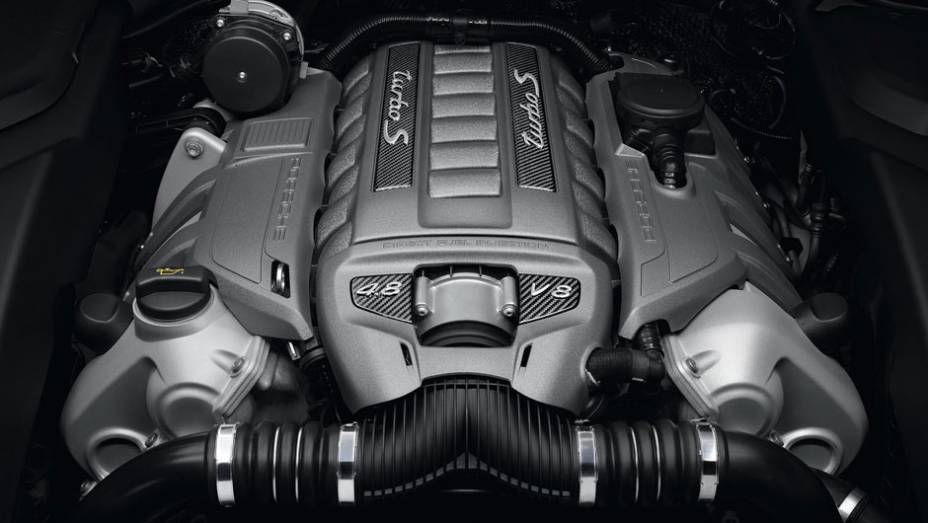 Motor V8 biturbo tem 542 cv de potência | <a href="https://gutenberg.quatrorodas.abril.com.br/saloes/los-angeles/2012/porsche-cayenne-turbo-s-724271.shtml" rel="migration">Leia mais</a>