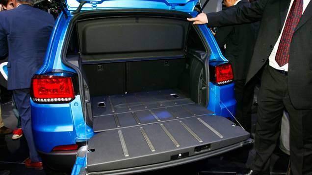 Parte inferior do porta-malas do Taigun abre para baixo <a href="https://gutenberg.quatrorodas.abril.com.br/salao-do-automovel/2012/carros/taigun-708675.shtml" rel="migration">Leia mais</a> Parte inferior do porta-malas do Taigun abre para baixo <a href="https://gutenberg.quatrorodas.abril.com.br/salao-do-automovel/2012/carros/taigun-708675.shtml" rel="migration">Leia mais</a>
