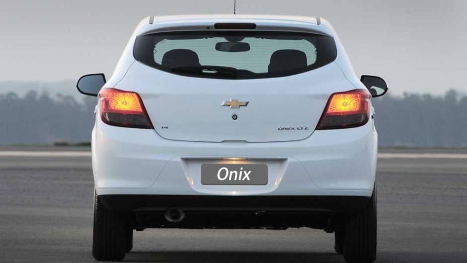 O porta-malas leva 280 litros, volume que fica na média da categoria | <a href="https://gutenberg.quatrorodas.abril.com.br/salao-do-automovel/2012/carros/onix-708485.shtml" rel="migration">Leia mais</a>