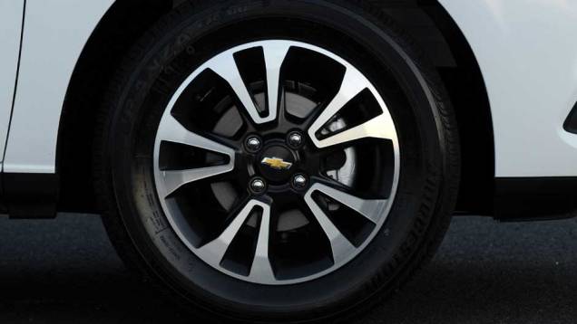 As belas rodas de liga leve com acabamento diamantado são exclusivas da versão LTZ | <a href="%20https://gutenberg.quatrorodas.abril.com.br/salao-do-automovel/2012/carros/onix-708485.shtml" rel="migration">Leia mais</a> As belas rodas de liga leve com acabamento diamantado são exclusivas da versão LTZ | <a href="%20https://gutenberg.quatrorodas.abril.com.br/salao-do-automovel/2012/carros/onix-708485.shtml" rel="migration">Leia mais</a>