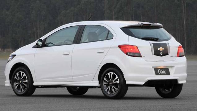 As faixas pretas deixaram o Onix com um visual mais esportivo | <a href="https://gutenberg.quatrorodas.abril.com.br/salao-do-automovel/2012/carros/onix-708485.shtml" rel="migration">Leia mais</a> As faixas pretas deixaram o Onix com um visual mais esportivo | <a href="https://gutenberg.quatrorodas.abril.com.br/salao-do-automovel/2012/carros/onix-708485.shtml" rel="migration">Leia mais</a>