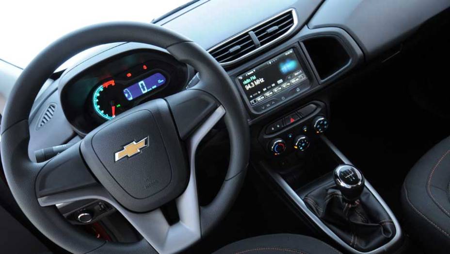 O painel traz várias peças em comum com outros carros da GM, como o volante vindo do sedã Cruze | <a href="%20https://gutenberg.quatrorodas.abril.com.br/salao-do-automovel/2012/carros/onix-708485.shtml" rel="migration">Leia mais</a>