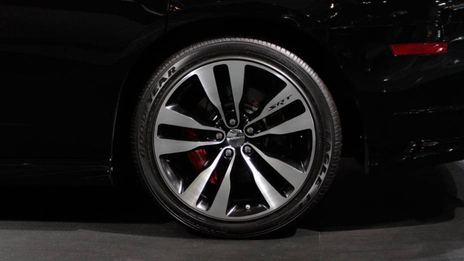 Modelo foi atra&ccedil;&atilde;o da Dodge em SP <a href="https://gutenberg.quatrorodas.abril.com.br/salao-do-automovel/2012/carros/charger-srt8-super-bee-703995.shtml" rel="migration">Leia mais</a>
