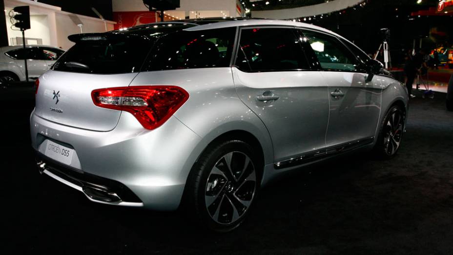 O DS5 deverá chegar antes às lojas em dezembro | <a href="https://gutenberg.quatrorodas.abril.com.br/salao-do-automovel/2012/carros/ds5-703947.shtml" rel="migration">Leia mais</a>