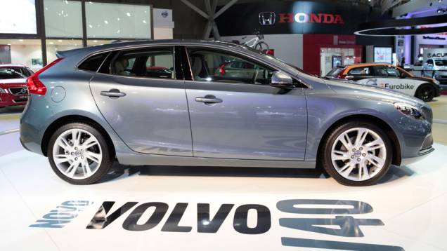 O modelo é considerado por alguns especialistas como o mais seguro do mundo | <a href="https://gutenberg.quatrorodas.abril.com.br/salao-do-automovel/2012/carros/v40-703905.shtml" rel="migration">Leia mais</a> O modelo é considerado por alguns especialistas como o mais seguro do mundo | <a href="https://gutenberg.quatrorodas.abril.com.br/salao-do-automovel/2012/carros/v40-703905.shtml" rel="migration">Leia mais</a>