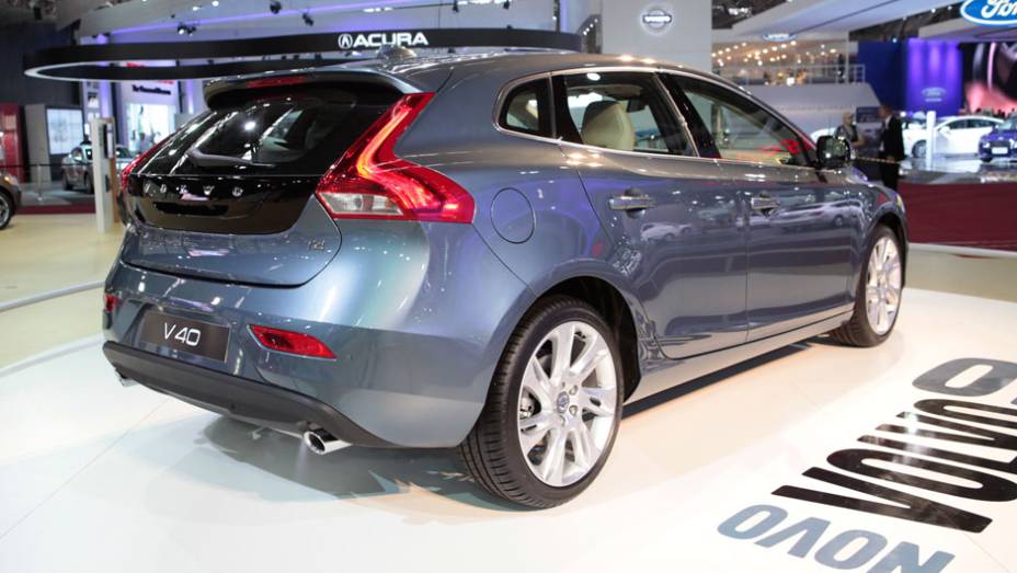 O Volvo V40 é o primeiro carro do mundo equipado com airbag de proteção para pedestres | <a href="https://gutenberg.quatrorodas.abril.com.br/salao-do-automovel/2012/carros/v40-703905.shtml" rel="migration">Leia mais</a>