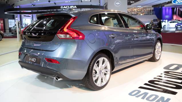O Volvo V40 é o primeiro carro do mundo equipado com airbag de proteção para pedestres | <a href="https://gutenberg.quatrorodas.abril.com.br/salao-do-automovel/2012/carros/v40-703905.shtml" rel="migration">Leia mais</a> O Volvo V40 é o primeiro carro do mundo equipado com airbag de proteção para pedestres | <a href="https://gutenberg.quatrorodas.abril.com.br/salao-do-automovel/2012/carros/v40-703905.shtml" rel="migration">Leia mais</a>