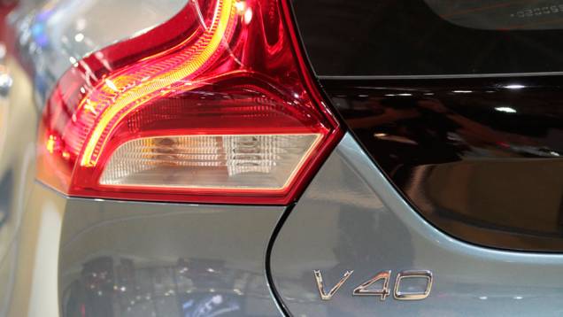 O V40 é um hatch estendido e, como tal, vai disputar a preferência dos motoristas com Audi A3 Sportback, BMW Série 1 e Mercedes-Benz Classe A | <a href="https://gutenberg.quatrorodas.abril.com.br/salao-do-automovel/2012/carros/v40-703905.shtml" rel="migration">Leia mais</a> O V40 é um hatch estendido e, como tal, vai disputar a preferência dos motoristas com Audi A3 Sportback, BMW Série 1 e Mercedes-Benz Classe A | <a href="https://gutenberg.quatrorodas.abril.com.br/salao-do-automovel/2012/carros/v40-703905.shtml" rel="migration">Leia mais</a>