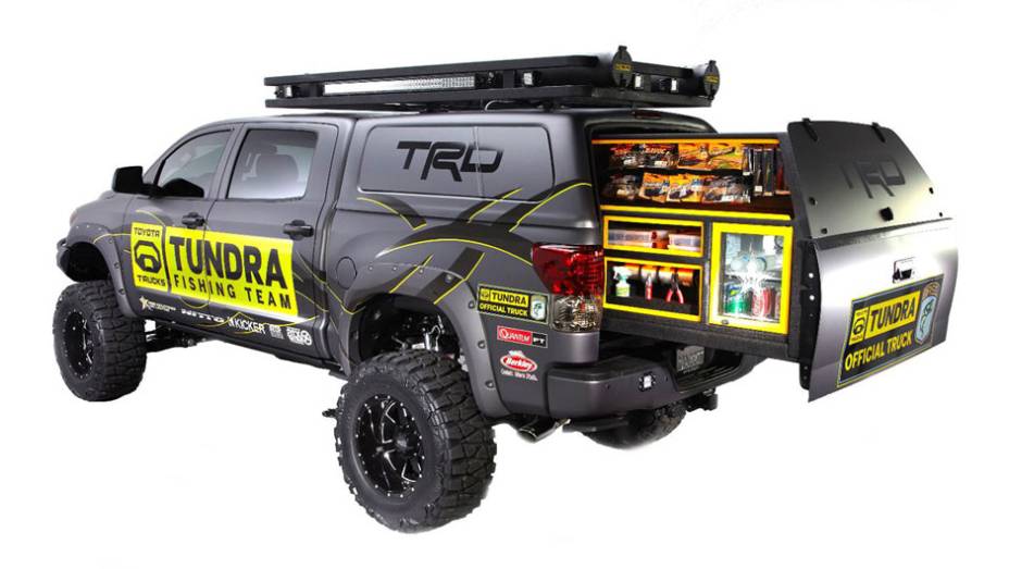 Caçamba do modelo foi transformada em um armário repleto de compartimentos Caçamba do modelo foi transformada em um armário repleto de compartimentos