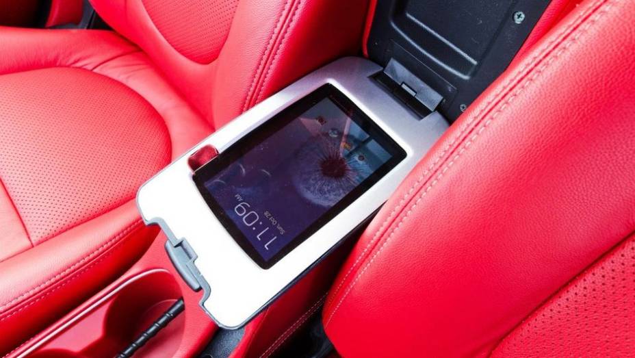 Com bancos em vermelho escarlate, o carro também vem com um tablet acoplado. | <a href="https://gutenberg.quatrorodas.abril.com.br/noticias/entretenimento/kia-mostra-cinco-carros-super-herois-713665.shtml" rel="migration">Leia mais</a>