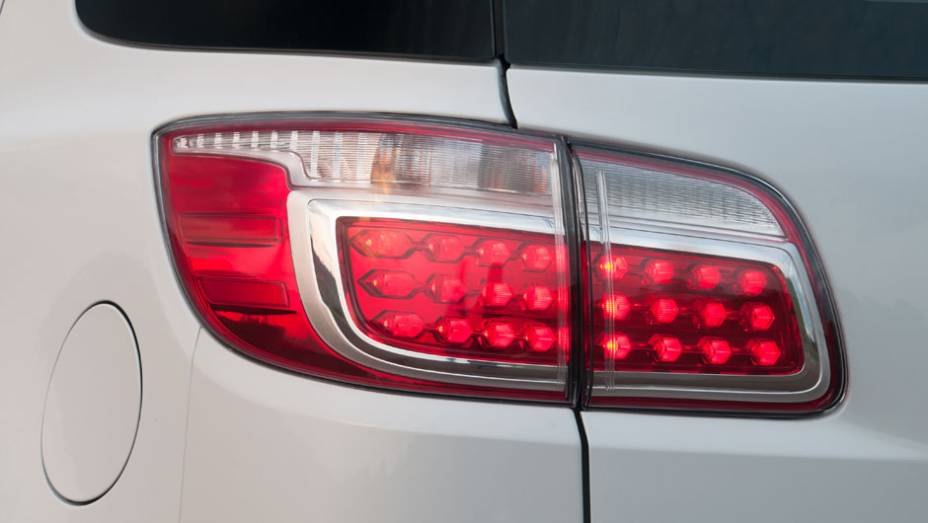 Na traseira, as lanternas tem detalhes translúcidos que combinam com as luzes de LED | <a href="https://gutenberg.quatrorodas.abril.com.br/carros/lancamentos/chevrolet-trailblazer-718248.shtml" target="_blank" rel="migration">Leia mais</a> Na traseira, as lanternas tem detalhes translúcidos que combinam com as luzes de LED | <a href="https://gutenberg.quatrorodas.abril.com.br/carros/lancamentos/chevrolet-trailblazer-718248.shtml" target="_blank" rel="migration">Leia mais</a>