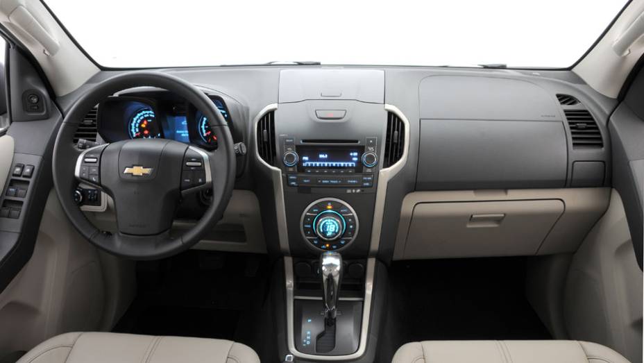 O interior é praticamente o mesmo da picape S10 na parte frontal | <a href="https://gutenberg.quatrorodas.abril.com.br/carros/lancamentos/chevrolet-trailblazer-718248.shtml" target="_blank" rel="migration">Leia mais</a> O interior é praticamente o mesmo da picape S10 na parte frontal | <a href="https://gutenberg.quatrorodas.abril.com.br/carros/lancamentos/chevrolet-trailblazer-718248.shtml" target="_blank" rel="migration">Leia mais</a>