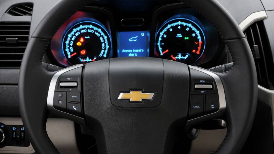 O volante de três raios agrupa comandos de som, Bluetooth, computador de bordo e piloto automático | <a href="https://gutenberg.quatrorodas.abril.com.br/carros/lancamentos/chevrolet-trailblazer-718248.shtml" target="_blank" rel="migration">Leia mais</a> O volante de três raios agrupa comandos de som, Bluetooth, computador de bordo e piloto automático | <a href="https://gutenberg.quatrorodas.abril.com.br/carros/lancamentos/chevrolet-trailblazer-718248.shtml" target="_blank" rel="migration">Leia mais</a>