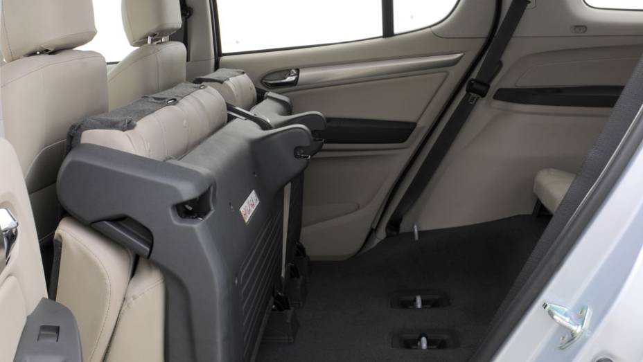 ... que pode ser rebatido para facilitar o acesso à terceira fileira de bancos | <a href="https://gutenberg.quatrorodas.abril.com.br/carros/lancamentos/chevrolet-trailblazer-718248.shtml" target="_blank" rel="migration">Leia mais</a> ... que pode ser rebatido para facilitar o acesso à terceira fileira de bancos | <a href="https://gutenberg.quatrorodas.abril.com.br/carros/lancamentos/chevrolet-trailblazer-718248.shtml" target="_blank" rel="migration">Leia mais</a>