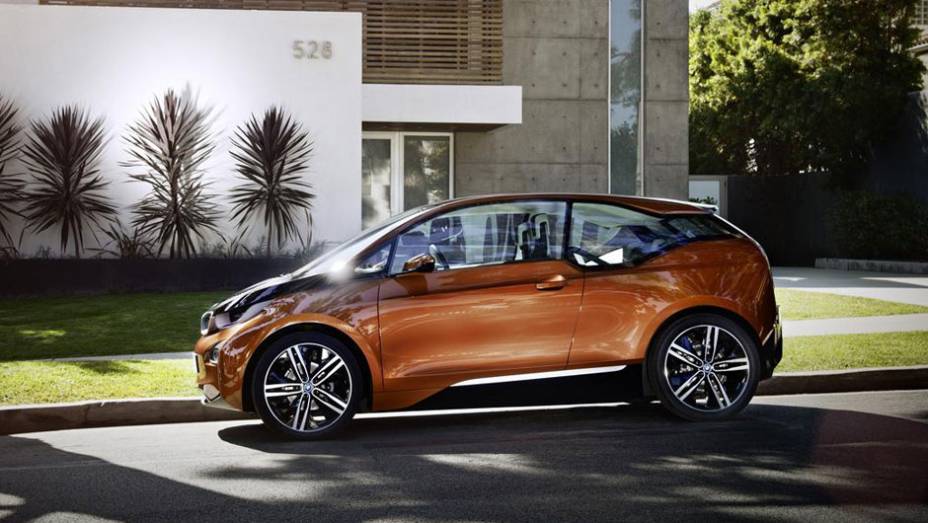 A carroceria tem pintura em dois tons | <a href="https://gutenberg.quatrorodas.abril.com.br/saloes/los-angeles/2012/bmw-i3-coupe-concept-724055.shtml" rel="migration">Leia mais</a>