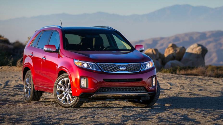 Já os faróis de neblina foram movidos para as extremidades do para-choque frontal | <a href="%20https://gutenberg.quatrorodas.abril.com.br/saloes/los-angeles/2012/kia-sorento-2014-724885.shtml" rel="migration">Leia mais</a>