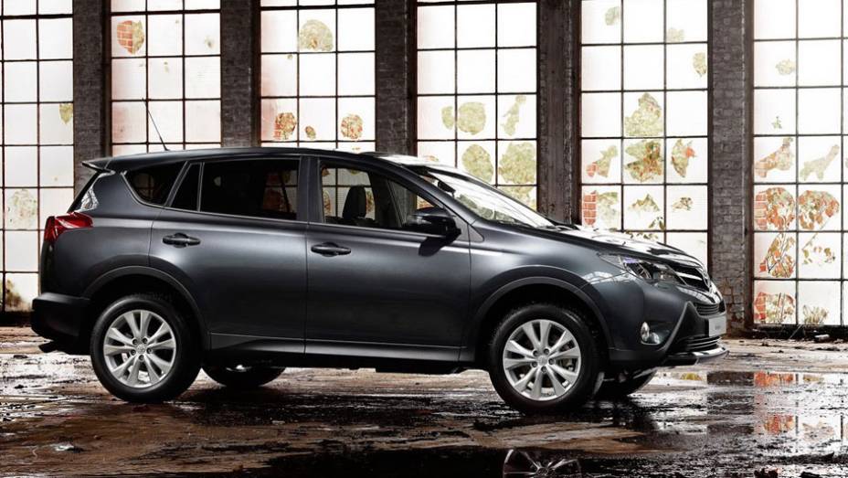 O renovado SUV está sendo apresentado oficialmente no Salão de Los Angeles | <a href="https://gutenberg.quatrorodas.abril.com.br/saloes/los-angeles/2012/toyota-rav4-2013-724532.shtml" rel="migration">Leia mais</a>