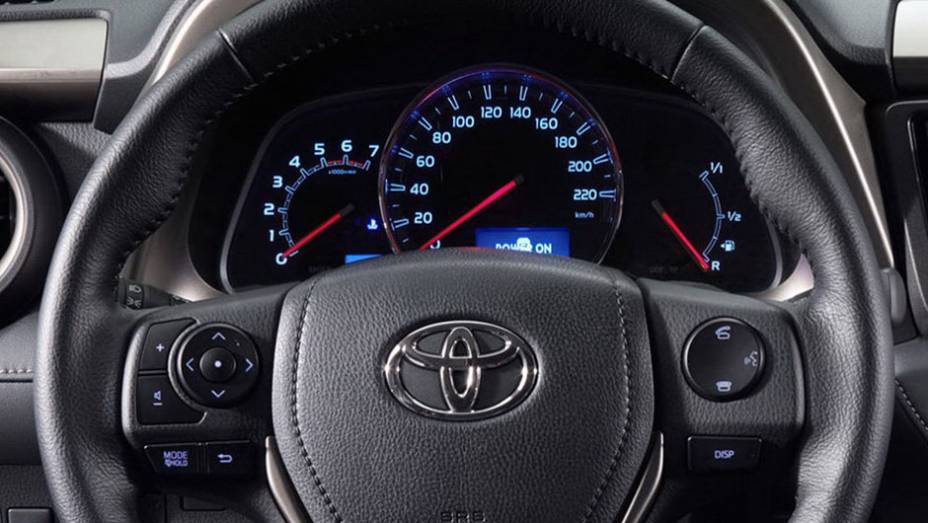 O RAV4 chegará renovado às concessionárias norte-americanas no início de 2013 | <a href="https://gutenberg.quatrorodas.abril.com.br/saloes/los-angeles/2012/toyota-rav4-2013-724532.shtml" rel="migration">Leia mais</a>