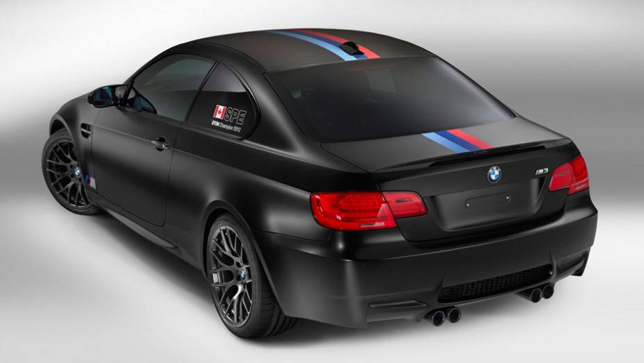 Além do teto em fibra de carbono, o carro tem uma decoração especial | <a href="https://gutenberg.quatrorodas.abril.com.br/noticias/fabricantes/bmw-lanca-m3-dtm-champion-edition-725389.shtml" rel="migration">Leia mais</a>