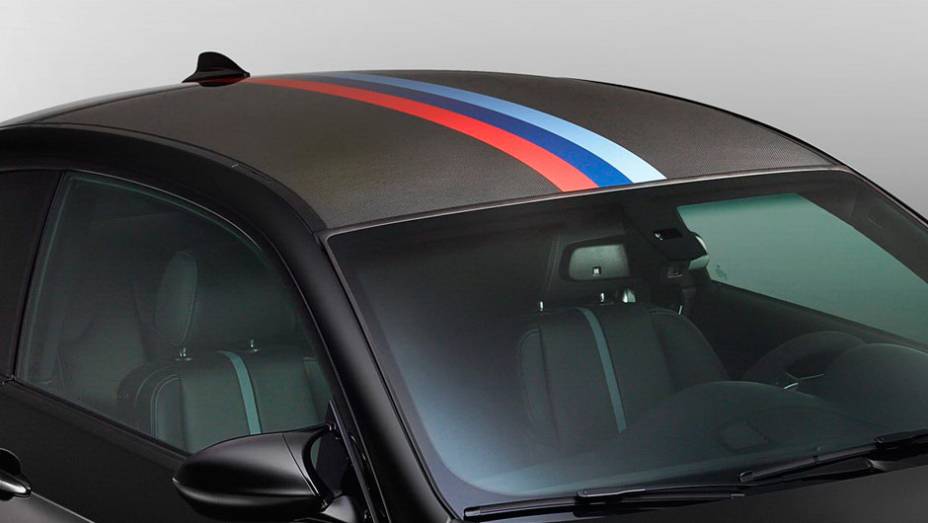 As três faixas paralelas (nas cores vermelho, uma em azul-escuro e azul-claro) se referem à Motorsport, divisão de alto desempenho e competições da BMW | <a href="%20https://gutenberg.quatrorodas.abril.com.br/noticias/fabricantes/bmw-lanca-m3-dtm-champion-edition-7253" rel="migration"></a>