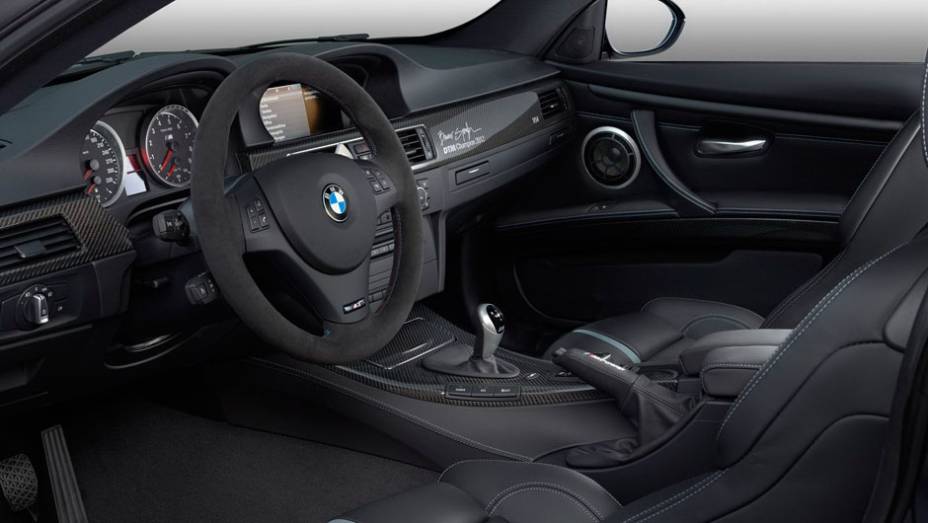 Interior tem bancos esportivos em couro e apliques de fibra de carbono | <a href="https://gutenberg.quatrorodas.abril.com.br/noticias/fabricantes/bmw-lanca-m3-dtm-champion-edition-725389.shtml" rel="migration">Leia mais</a>