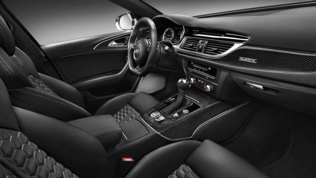 Bancos esportivos são revestidos em couro e Alcantara | <a href="https://gutenberg.quatrorodas.abril.com.br/saloes/detroit/2013/audi-rs6-avant-730408.shtml" rel="migration">Leia mais</a> Bancos esportivos são revestidos em couro e Alcantara | <a href="https://gutenberg.quatrorodas.abril.com.br/saloes/detroit/2013/audi-rs6-avant-730408.shtml" rel="migration">Leia mais</a>