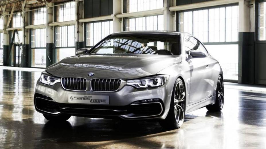 Quanto ao design, a frente da Série 4 concept conta com uma grande entrada de ar, faróis e luzes diurnas de LED | <a href="https://gutenberg.quatrorodas.abril.com.br/saloes/detroit/2013/bmw-serie-4-coupe-concept-730364.shtml" rel="migration">Leia mais</a>