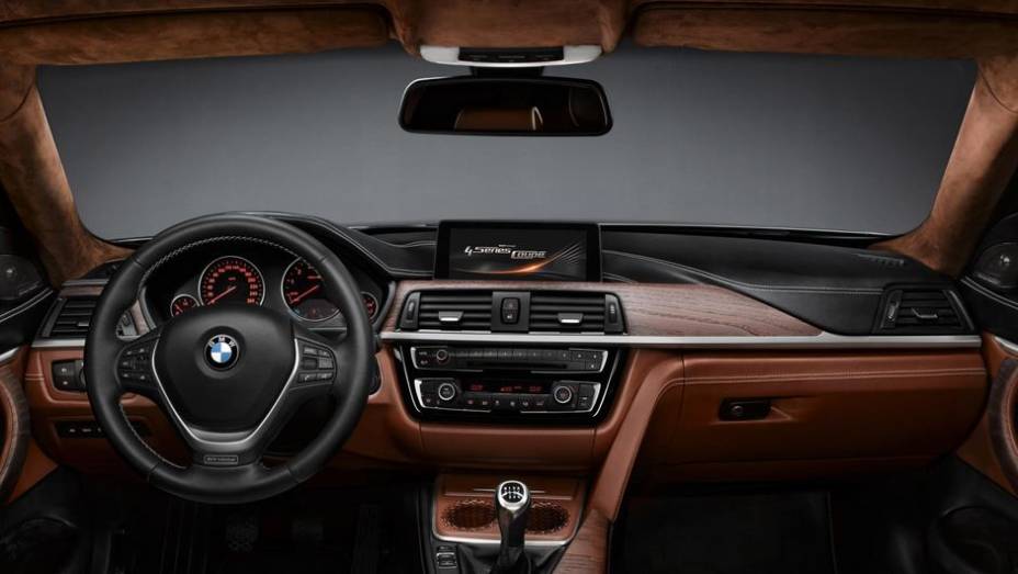 A montadora alemã tampouco revelou informações sobre a motorização do modelo | <a href="https://gutenberg.quatrorodas.abril.com.br/saloes/detroit/2013/bmw-serie-4-coupe-concept-730364.shtml" rel="migration">Leia mais</a>