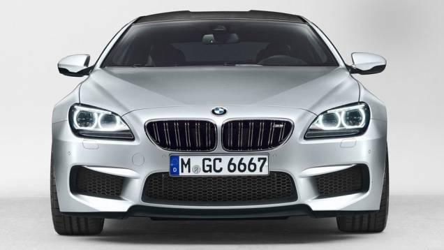 A tradicional grade dupla ganhou o logotipo M6 | <a href="https://gutenberg.quatrorodas.abril.com.br/saloes/detroit/2013/bmw-m6-gran-coupe-730380.shtml" rel="migration">Leia mais</a> A tradicional grade dupla ganhou o logotipo M6 | <a href="https://gutenberg.quatrorodas.abril.com.br/saloes/detroit/2013/bmw-m6-gran-coupe-730380.shtml" rel="migration">Leia mais</a>