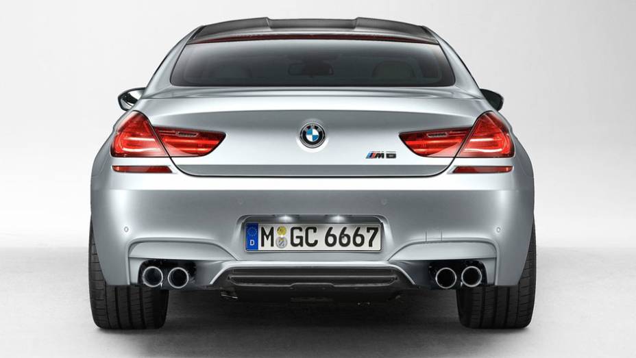 Atrás, os dois pares de ponteiras de escapamento identificam a versão especial | <a href="%20https://gutenberg.quatrorodas.abril.com.br/saloes/detroit/2013/bmw-m6-gran-coupe-730380.shtml" rel="migration">Leia mais</a>