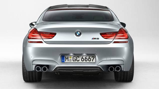 Atrás, os dois pares de ponteiras de escapamento identificam a versão especial | <a href="%20https://gutenberg.quatrorodas.abril.com.br/saloes/detroit/2013/bmw-m6-gran-coupe-730380.shtml" rel="migration">Leia mais</a> Atrás, os dois pares de ponteiras de escapamento identificam a versão especial | <a href="%20https://gutenberg.quatrorodas.abril.com.br/saloes/detroit/2013/bmw-m6-gran-coupe-730380.shtml" rel="migration">Leia mais</a>