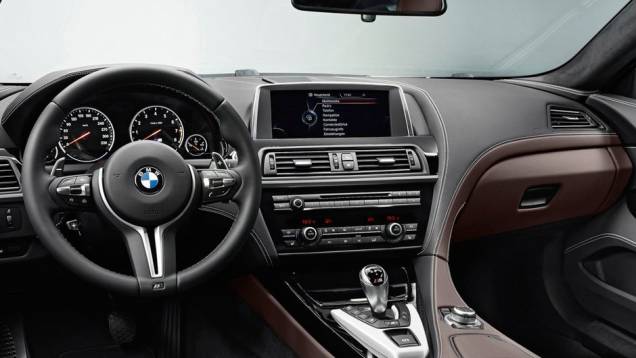 O volante de três raios é exclusivo do M6 Gran Coupe | <a href="https://gutenberg.quatrorodas.abril.com.br/saloes/detroit/2013/bmw-m6-gran-coupe-730380.shtml" rel="migration">Leia mais</a> O volante de três raios é exclusivo do M6 Gran Coupe | <a href="https://gutenberg.quatrorodas.abril.com.br/saloes/detroit/2013/bmw-m6-gran-coupe-730380.shtml" rel="migration">Leia mais</a>