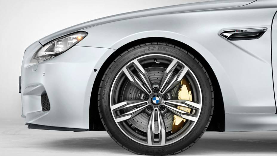 As belas rodas de 20 polegadas escondem os enormes discos de freio | <a href="https://gutenberg.quatrorodas.abril.com.br/saloes/detroit/2013/bmw-m6-gran-coupe-730380.shtml" rel="migration">Leia mais</a>