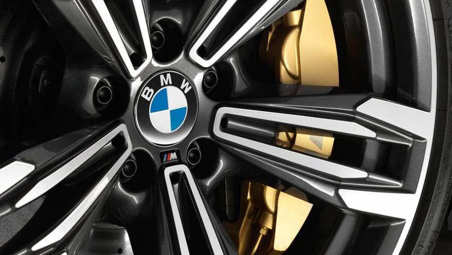 De tão discreto, fica até difícil ver o pequeno logotipo M na roda | <a href="https://gutenberg.quatrorodas.abril.com.br/saloes/detroit/2013/bmw-m6-gran-coupe-730380.shtml" rel="migration">Leia mais</a>