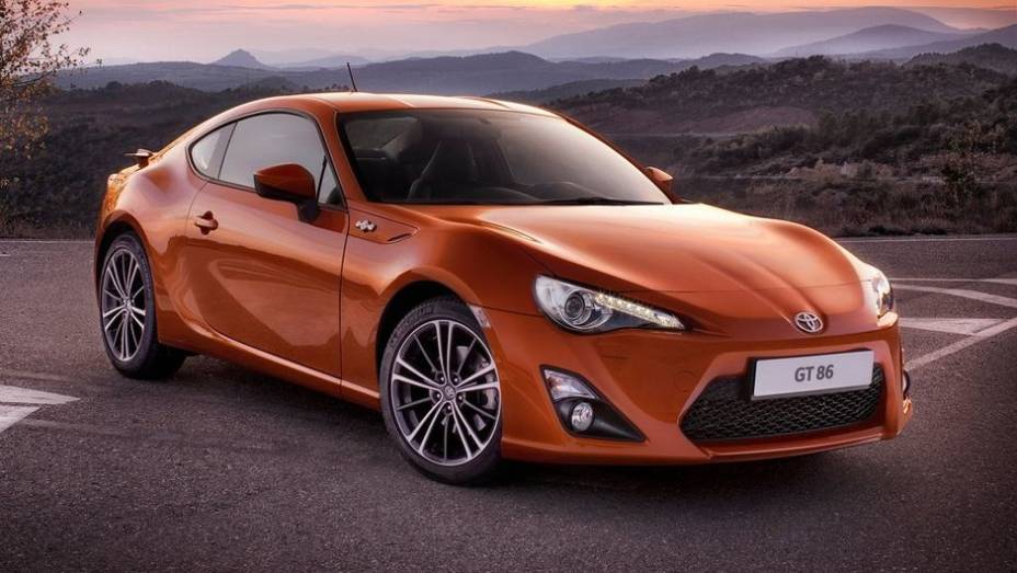 Único coupé esportivo da lista, o Toyota GT86 é a opção mais voltada para desempenho. | <a href="https://gutenberg.quatrorodas.abril.com.br/noticias/mercado/definidos-finalistas-carro-ano-2013-europa-728106.shtml" rel="migration">Leia mais</a>