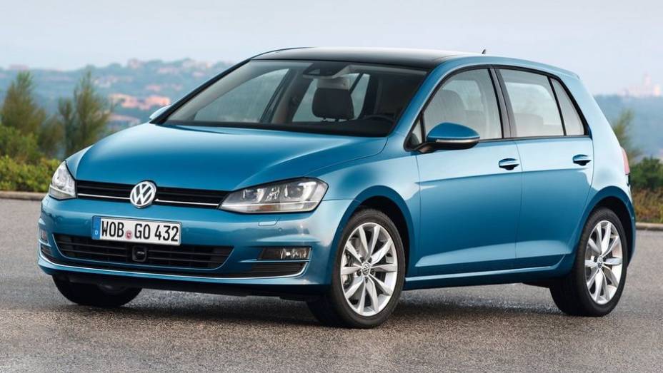 Chegando à sétima geração, o VW Golf continua tendo adeptos em todo o planeta. | <a href="https://gutenberg.quatrorodas.abril.com.br/noticias/mercado/definidos-finalistas-carro-ano-2013-europa-728106.shtml" rel="migration">Leia mais</a>