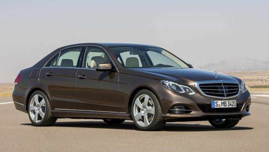 Gostava dos faróis ovais duplos? Agora eles fazem parte do passado da linha Classe E | <a href="https://gutenberg.quatrorodas.abril.com.br/saloes/detroit/2013/mercedes-benz-classe-sedan-avant-730383.shtml" rel="migration">Leia mais</a>