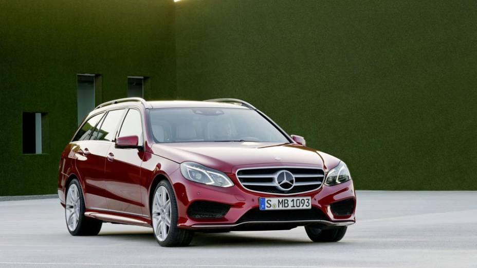 A versão perua deve ser lançada simultaneamente ao sedã com as mesmas mudanças estéticas | <a href="https://gutenberg.quatrorodas.abril.com.br/saloes/detroit/2013/mercedes-benz-classe-sedan-avant-730383.shtml" rel="migration">Leia mais</a>