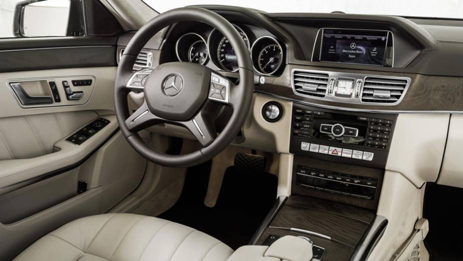 Requintado, o interior praticamente não sofreu modificações | <a href="https://gutenberg.quatrorodas.abril.com.br/saloes/detroit/2013/mercedes-benz-classe-sedan-avant-730383.shtml" rel="migration">Leia mais</a>