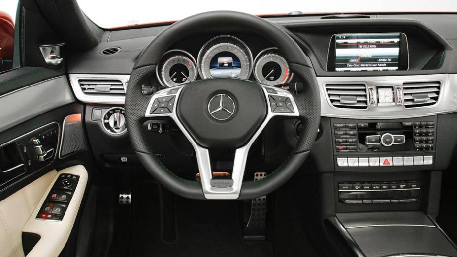 O volante de três raios faz parte do pacote esportivo que pode equipar o Classe E | <a href="https://gutenberg.quatrorodas.abril.com.br/saloes/detroit/2013/mercedes-benz-classe-sedan-avant-730383.shtml" rel="migration">Leia mais</a>