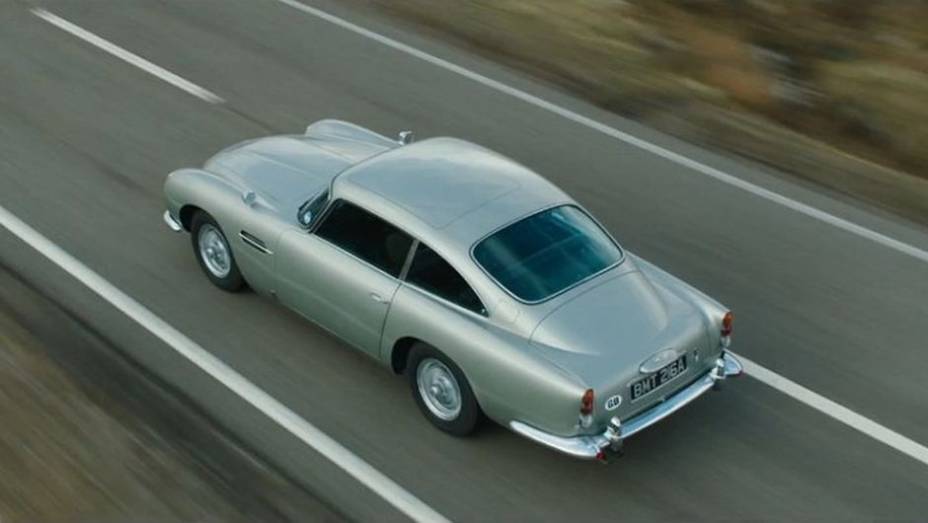 2012: Na mais recente produção, "007 - Skyfall", Bond volta às origens. Nada mais natural que seu carro também remeta ao passado: Aston Martin DB5. | <a href="%20https://gutenberg.quatrorodas.abril.com.br/blogs/planeta-carro/2012/11/07/licenca-para-acelerar/" rel="migration">Leia mai</a>