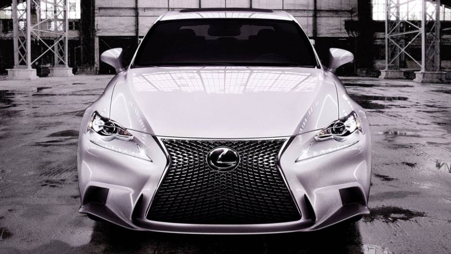 O modelo adota alguns elementos do LF-CC, incluindo nova grade frontal e teto que se assemelha ao de um cupê | <a href="https://gutenberg.quatrorodas.abril.com.br/saloes/detroit/2013/lexus-is-730482.shtml" rel="migration">Leia mais</a>