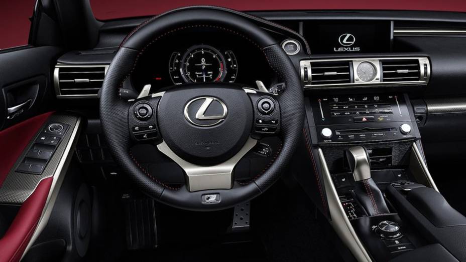 Internamente, os destaques são um display generoso que mostra todas as informações relevantes ao motorista. | <a href="https://gutenberg.quatrorodas.abril.com.br/saloes/detroit/2013/lexus-is-730482.shtml" rel="migration">Leia mais</a>