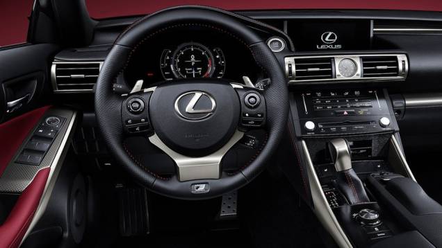 Internamente, os destaques são um display generoso que mostra todas as informações relevantes ao motorista. | <a href="https://gutenberg.quatrorodas.abril.com.br/saloes/detroit/2013/lexus-is-730482.shtml" rel="migration">Leia mais</a> Internamente, os destaques são um display generoso que mostra todas as informações relevantes ao motorista. | <a href="https://gutenberg.quatrorodas.abril.com.br/saloes/detroit/2013/lexus-is-730482.shtml" rel="migration">Leia mais</a>