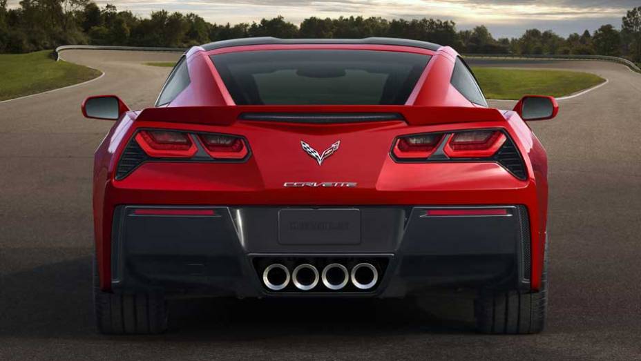 A GM oferece um kit aerodin&acirc;mico opcional que promete melhorar a estabilidade do carro | <a href="https://gutenberg.quatrorodas.abril.com.br/saloes/detroit/2013/chevrolet-corvette-stingray-730871.shtml" rel="migration">Leia mais</a>