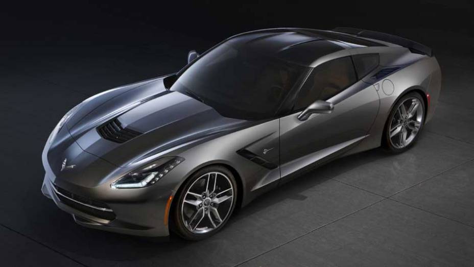 As entradas de ar no capô e nas laterais são típicas do Corvette | <a href="https://gutenberg.quatrorodas.abril.com.br/saloes/detroit/2013/chevrolet-corvette-stingray-730871.shtml" rel="migration">Leia mais</a>